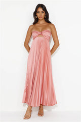 Strapless pleated floor-length dress, suitable for both banquets and vacations.