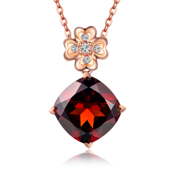 Tender and gentle, like flowing water: 18K rose gold pendant with garnet.