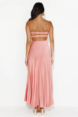 Strapless pleated floor-length dress, suitable for both banquets and vacations.