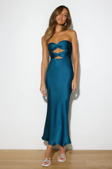 Retro light blue warm floor-length dress, a stylish outfit perfect for commuting or dates